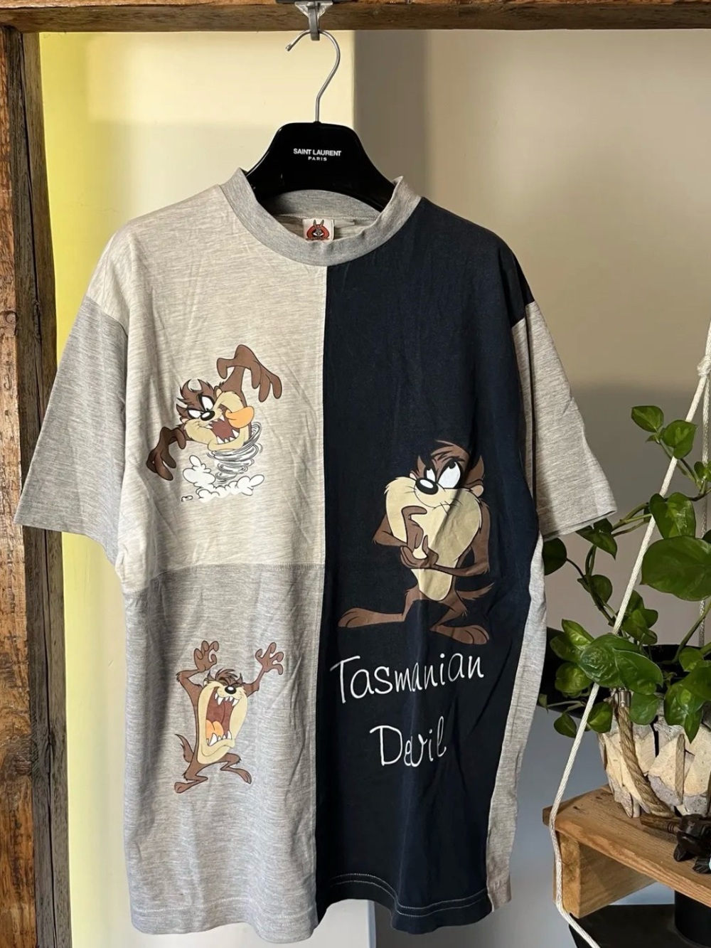 Vintage Looney Tunes Tasmanian Devil Split Gray & Black Graphic Tee 3 Prints